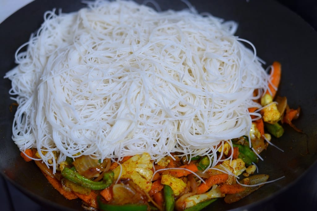 Singapore Noodles | Veg Singapore Mei Fun | Cooking From Heart